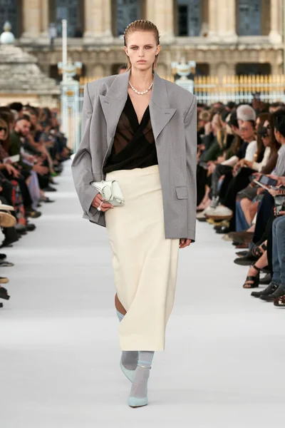Look 15